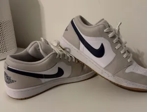 Men’s Jordan 1 Low  thumbnail 1