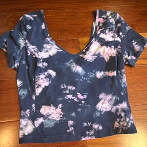 Lululemon crop top size 6 or 8  thumbnail 1