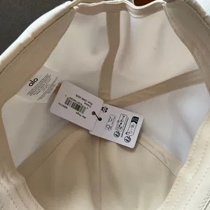 Alo Yoga Satin Off-Duty Cap Crème thumbnail 6