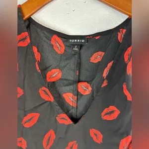 TORRID 2X Lips Kiss Black Blouse with Red Lip Pattern Cold Shoulder Top - Plus thumbnail 3