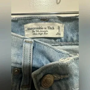 Abercrombie and Fitch 90s Straight Ultra High Rise Jeans Size 2 EUC thumbnail 4