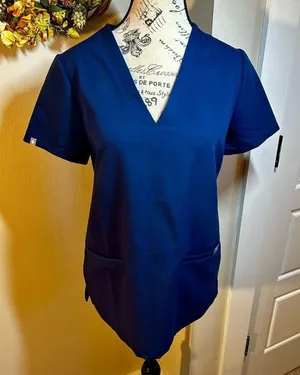 FIGS Technical Collection Casma Three-Pocket V-Neck Scrub Top in Navy Sz XS thumbnail 1