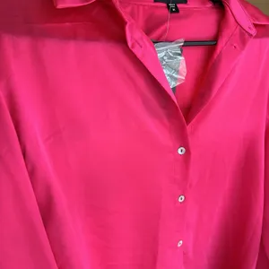 NWT Boutique Hot Pink Women Medium Satin Long Sleeve‎ Collared Button Up Top thumbnail 2