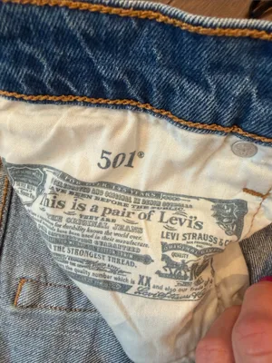 Levi’s 501 Women's Frayed Hem Blue Denim Cutoff Shorts Size 26 - C72-016 thumbnail 4