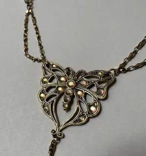 Women’s Pretty Signed Avon Gold Tone / Rhinestone Butterfly Beaded Necklace thumbnail 3