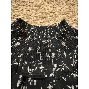 T Tahari Black Floral Smocked‎ Mock Neck Blouse – Size Small – NWOT thumbnail 3