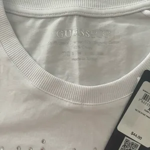 💋NWT GUESS Women's Short Sleeve Crew Neck Star Triangle Tee Shirt, Size XS thumbnail 6