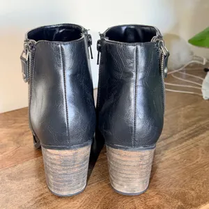Black Side Zip Ankle‎ Boots Womens 8 Stacked Heel Casual Booties Boho Chic Indie thumbnail 6