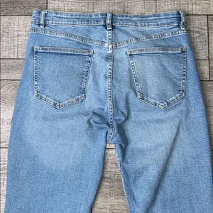 Zara High Rise Straight Leg Light Blue Wash Raw Distressed Hem Jeans thumbnail 4