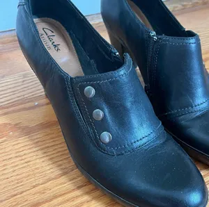 Clarks Artisan Vermont Terrace Black Leather Pumps thumbnail 2
