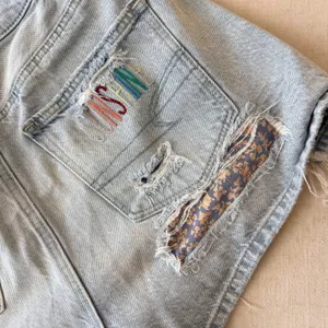American Eagle Mom Short‎ Light Wash Distressed Rainbow Sunshine Denim Size 2 thumbnail 9