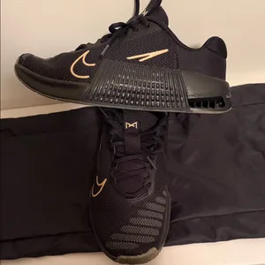 Nike unisex Black and Gold Metcon 9 women’s 8 thumbnail 5