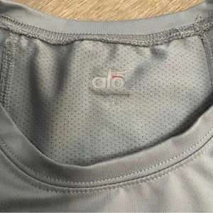Alo Yoga - Cool Fit Tee thumbnail 4