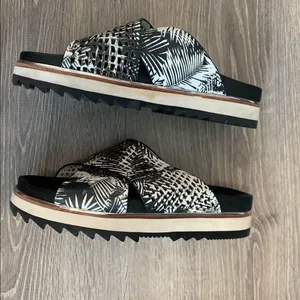 Dolce Vita Black & White Platform Slide on Sandal thumbnail 4