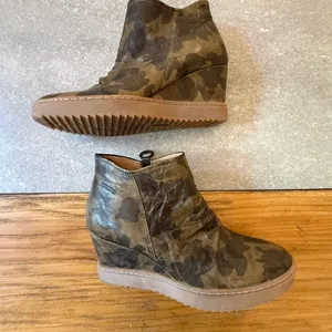 Sofft Siri Camo Leather Waterproof Wedge Sneaker Booties Size 8.5 thumbnail 3