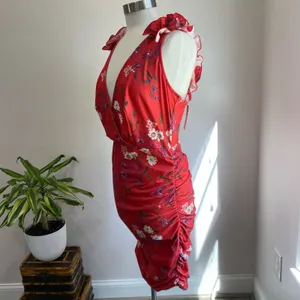 Fashion To Figure Red Floral Form Fitting Ruched Sides V Neck Mini Dress‎ Size 1 thumbnail 6