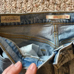 Levi’s Wedgie straight skinny leg light wash jeans women’s size 28 inseam 27” thumbnail 5