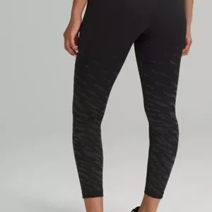 lululemon Wunder Under Lunar New Year HR 25” leggings in Black Tiger sz 0 thumbnail 4