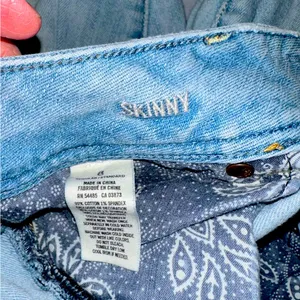American Eagle • Destroyed Light Wash Skinny Jeans • Size 8 thumbnail 4