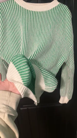 green sweater Size M thumbnail 3
