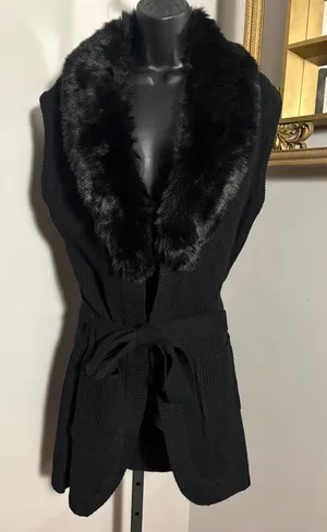 Love Token Medium Black Faux Fur Collar Knit Vest with Waist Tie thumbnail 1
