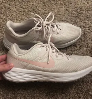 Nike shoes  thumbnail 1