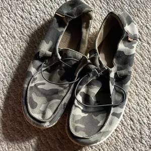 Hey Dude camo size 9 good used condition thumbnail 1