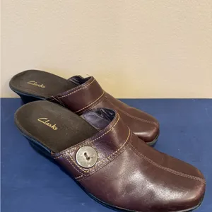 Clarks 8 M Women Brown‎ Leather Button Accent Clogs Mules Slip On Slides 8 M thumbnail 3
