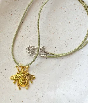 Handmade gold tone bee boho funky vintage antique style simple necklace🐝🧡 thumbnail 5