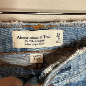 Abercrombie & Fitch Curve Love 90's Straight Ultra High Rise distressed jeans thumbnail 3