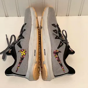 Nike Quest Running Shoes Womens 11‎ Grey Floral BQ9267-100 Sporty Mesh Sneakers thumbnail 4