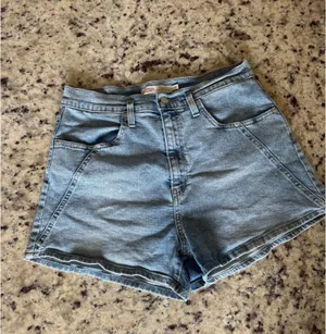 Levi’s Signature Vintage High Rise Shorts thumbnail 4