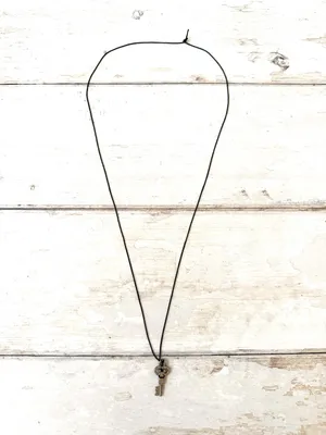 Hot Topic Silver Key Necklace Womens Teen Girls Jewelry Adjustable Length thumbnail 2