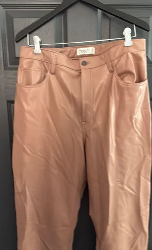 Abercrombie ultra High-Rise 90s Straight Vegan Leather Pants thumbnail 3
