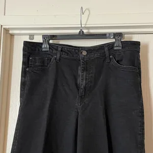 H&M Women's Black Wide-Leg Cropped Distressed Hem Jeans Size 14 thumbnail 3