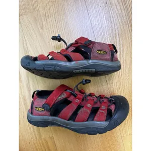 KEEN Newport H2 Sandals Hybrid Ribbon Red/Gargoyle Kids Size 5.5-6 Women’s 7.5 thumbnail 4