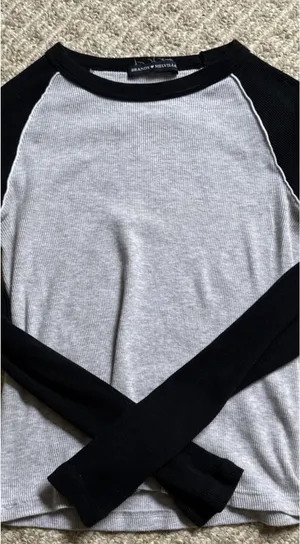 brandy melville long sleeve thumbnail 3