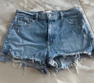 Abercrombie & Fitch High Rise “The Mom Short” thumbnail 1