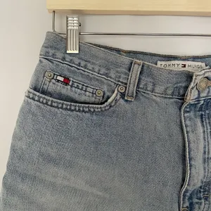 Tommy Hilfiger Denim High-Waisted‎ Womens Jean Shorts Size 8 15.5 Inseam 4 thumbnail 3