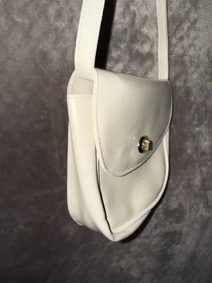 Minimalist Vintage-Style Cream Leather Turnlock Crossbody Bag thumbnail 7