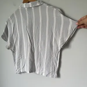 Wilfred Free Button Up Crop Blouse Top Light Blue White Stripes Size Small thumbnail 4