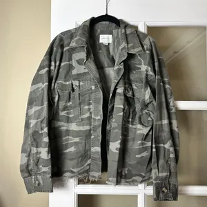 AMERICAN EAGLE Camo Camouflage Shirt Jacket Shacket Size Medium Green thumbnail 2
