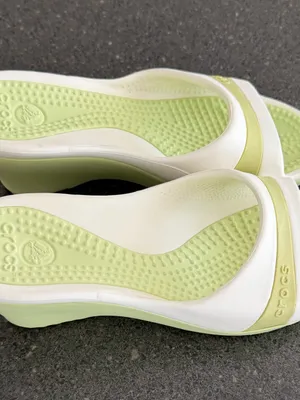 CROCS White Slide Sandals with Light Green Footbed size 7 thumbnail 3