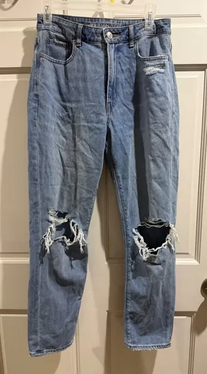 American Eagle Light Wash Mom Jeans Size 6 thumbnail 1