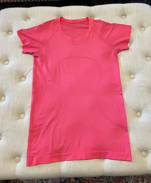 Lululemon Swiftly Tech Short Sleeve Lip Gloss thumbnail 1
