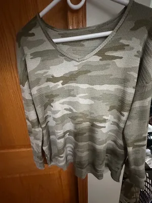 American Eagle Camo Waffle Knit Thermal V-Neck Top Green Camouflage Medium thumbnail 1