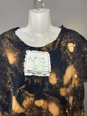 Fruit of the Loom Custom Frog Graphic Cropped Top Shirt Womens Medium Black Bleach Dye Festival thumbnail 1