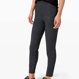 EUC Lululemon Here To There HR Pant 7/8, Sz 6, Crosshatch Texture Black Multi thumbnail 2