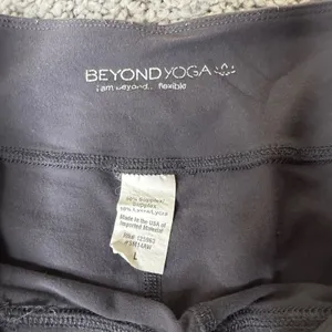 Beyond Yoga Life Time Fitness Gray Ruched Cropped Leggings Women Large SM14AW thumbnail 3