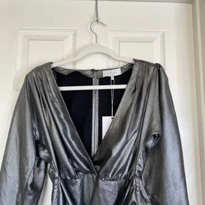 NWT L'Academie The Dore Mini Dress in Silver Size XS Metallic Long Sleeves thumbnail 5